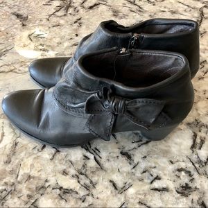 antia black leather ankle boots with bow size 41